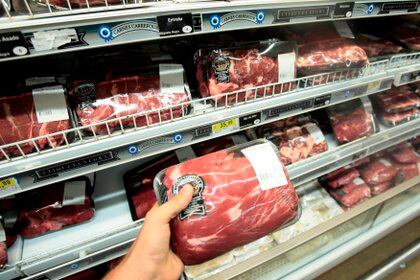 La carne tuvo un aumento de 15% durante diciembre por la demanda en las Fiestas. (Foto: EFE / Cézaro De Luca)
