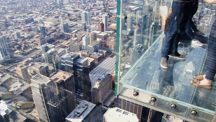 El Skydeck está ubicado en el piso 103 de la Torre Willis en Chicago. Los turistas valientes pueden acceder a The Ledge, un balcón de vidrio que se extiende fuera del edificio
