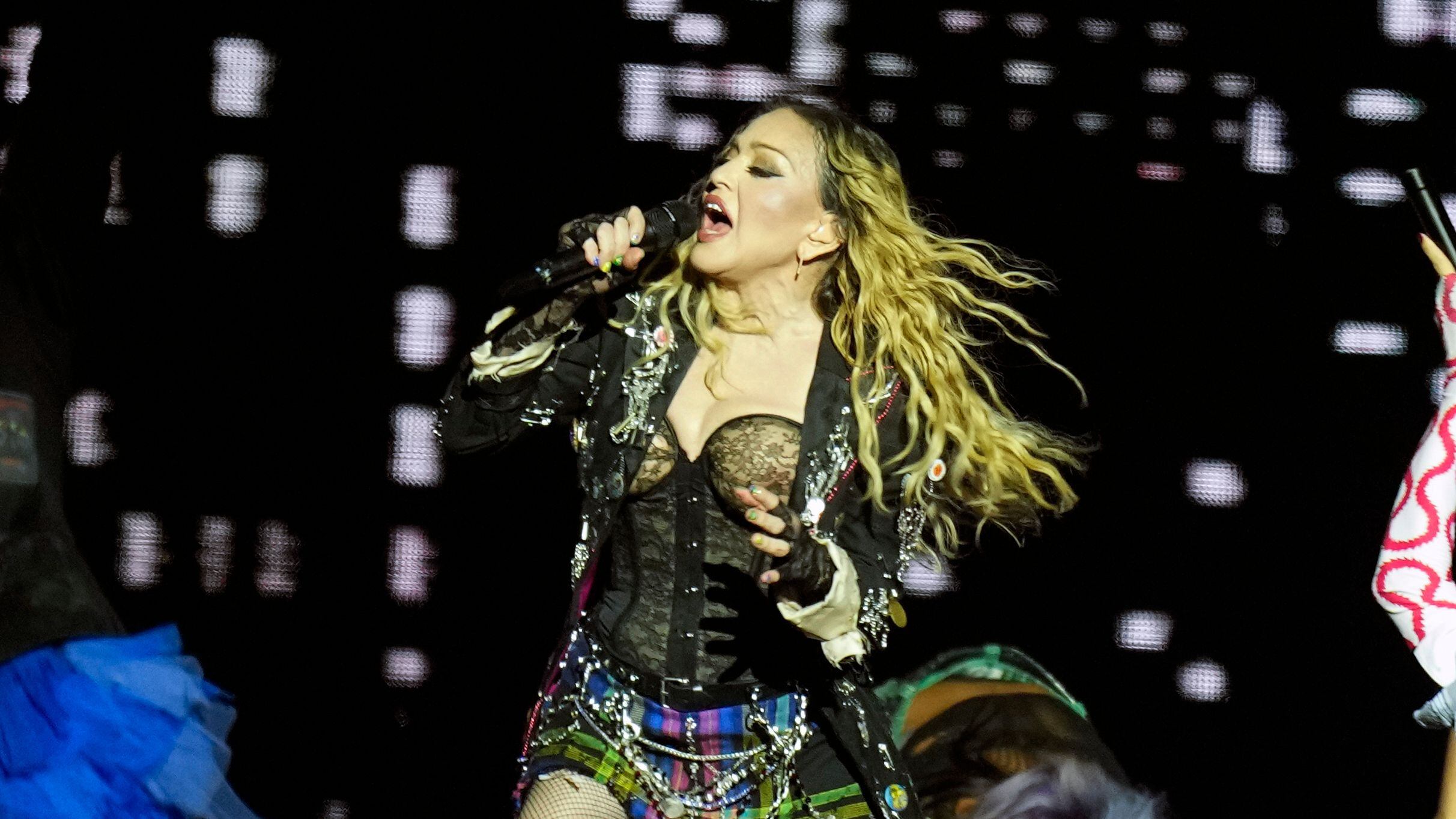 Madonna se presentó en la playa de Copacabana de Brasil para ofrecer el último concierto de The Celebration Tour, el sábado 4 de mayo de 2024. (Créditos: AP/Silvia Izquierdo)