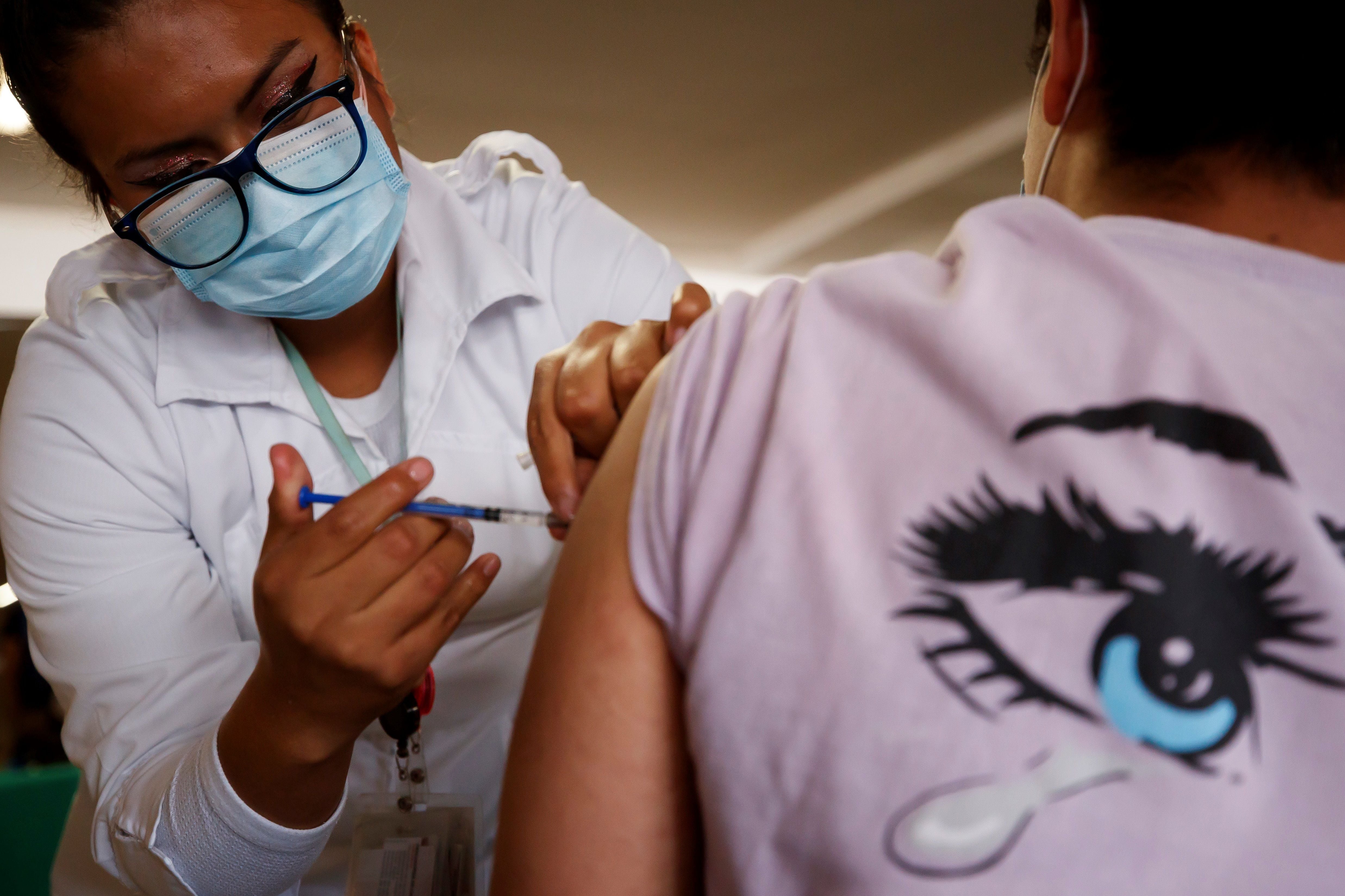 Una persona recibe una vacuna contra la covid-19, en Ciudad de México (México), en una fotografía de archivo. EFE/José Méndez