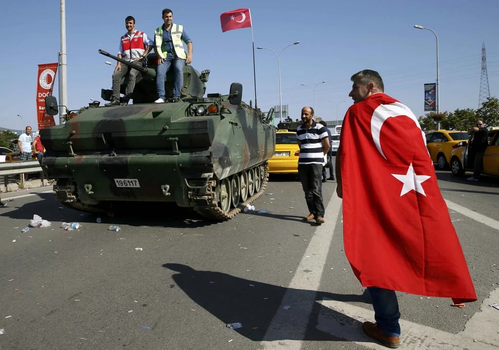 Miles de personas impidieron el golpe de Estado en las calles (Reuters)