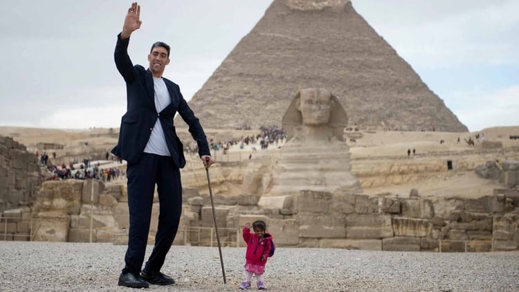 El hombre vivo más alto, Sultan Kosen, y la mujer viva más baja, Jyyoti Amge, en la gran pirámide de Giza el 26 de enero de 2018