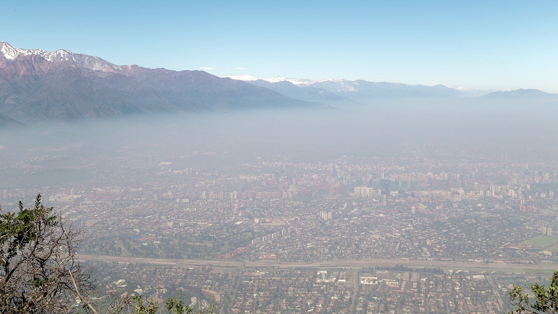 Considerada una de las ciudades más contaminadas de América Latina, la capital chilena redujo como nunca antes la polución