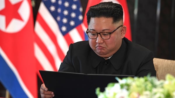 Kim Jong-un leyendo los términos del pacto de desnuclearización (AFP)