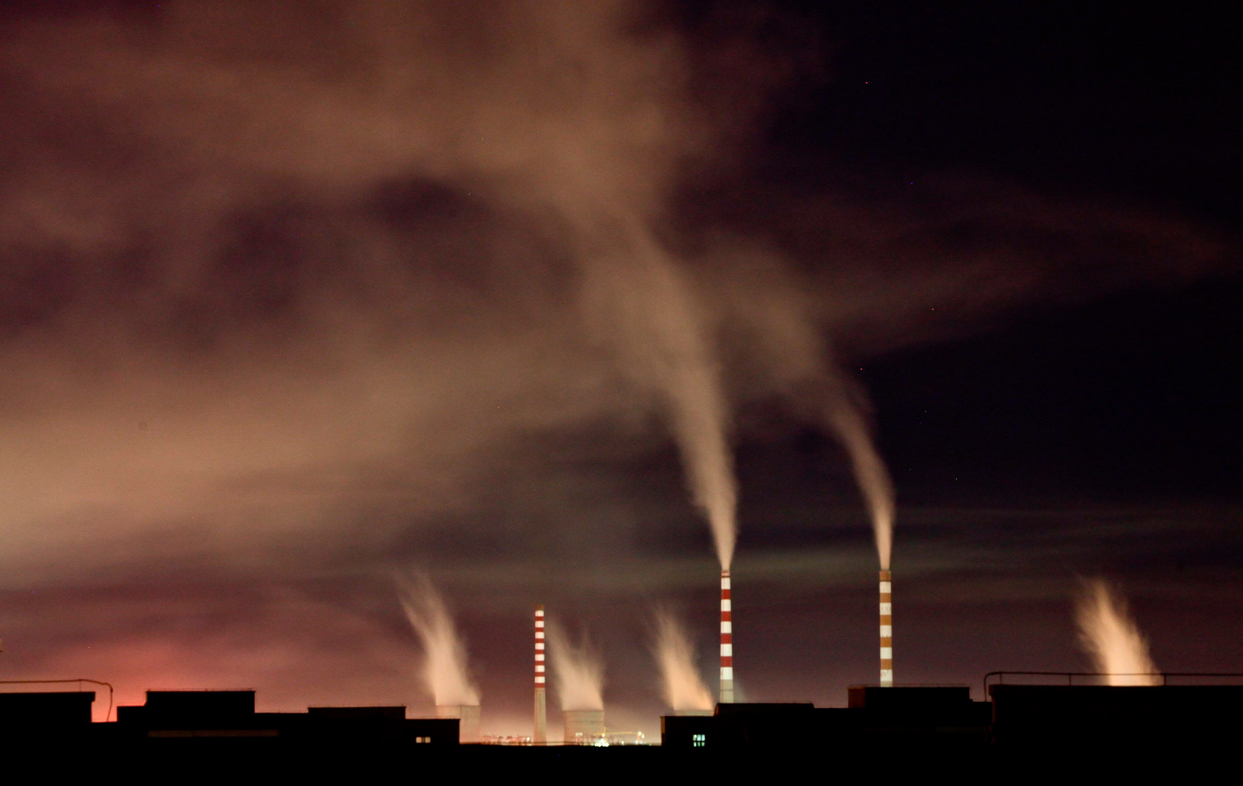 Chimeneas de una planta de energía de carbón emiten humo durante la noche en Changchun, ciudad al noroeste de la provincia China de Jilin, en una fotografía de archivo. EFE/GENE WONG