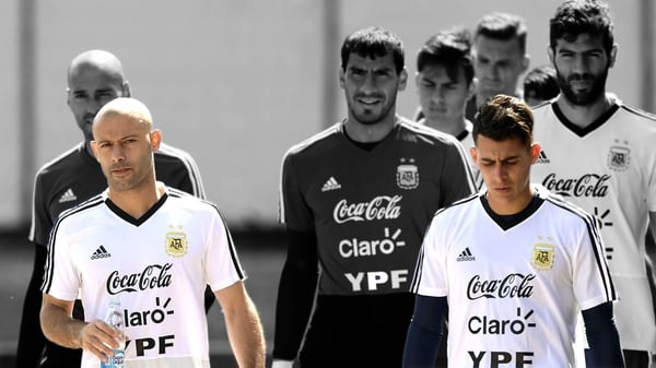Cristian Pavón le habría pegado a Javier Mascherano, según Ricardo Caruso Lombardi (AFP)