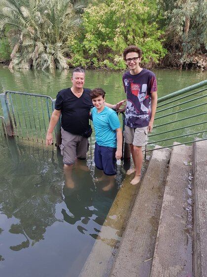 En el Río Jordan, un viaje del que César volvió "fascinado", cuenta su familia. 