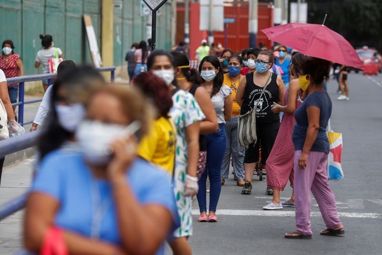 Imagen de archivo de mujeres esperando fuera de un mercado después de que el gobierno peruano decretó que hombres y mujeres alternaran sus días para salir a las calles en medio del combate contra el coronavirus, en Lima, Perú, Abril 4, 2020. REUTERS/Sebastian Castañeda. NO VENTAS. NO ARCHIVO