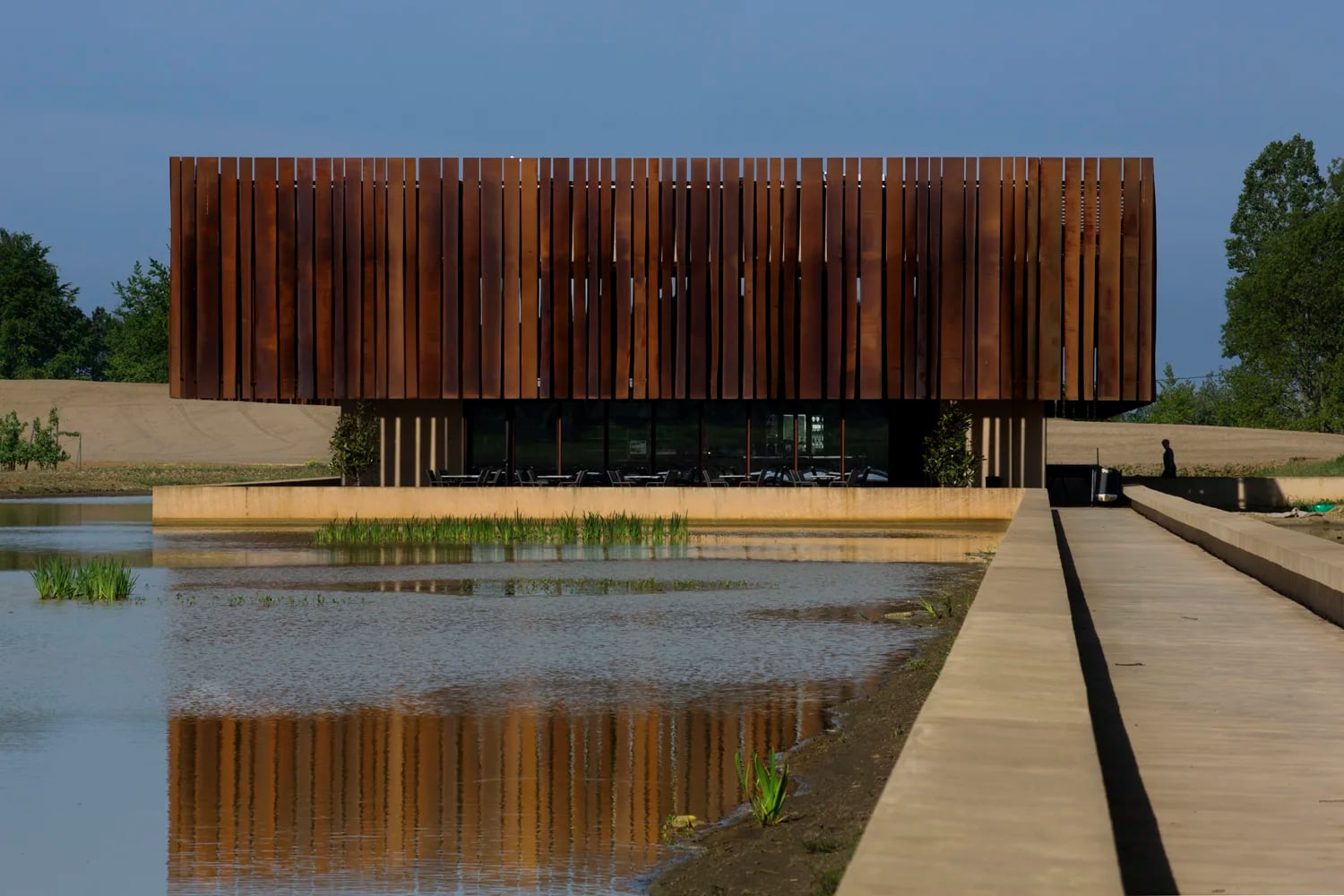 El crematorio Hofheide está situado en medio de un lago en Holsbeek, Bélgica. Es parte de una ola de nuevos trabajos de diseño destinados a reconcebir la muerte