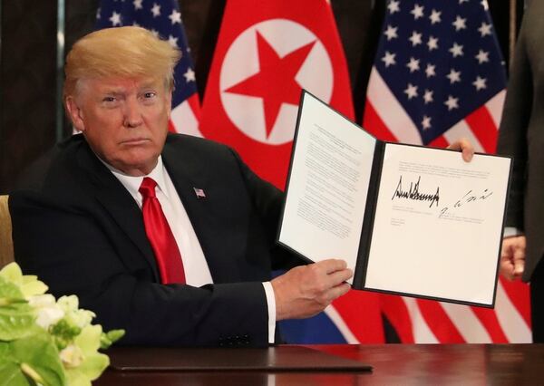 Donald Trump muestra del documento firmado. (REUTERS/Jonathan Ernst)