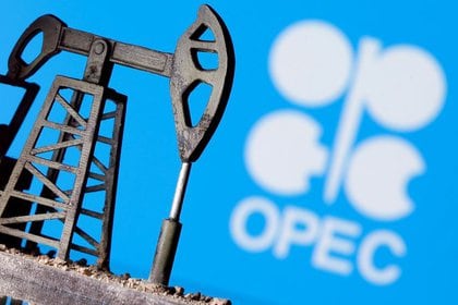 Imagen de ilustración de una bomba de petróleo impresa en 3D frente al logo de la OPEP (REUTERS/Dado Ruvic)