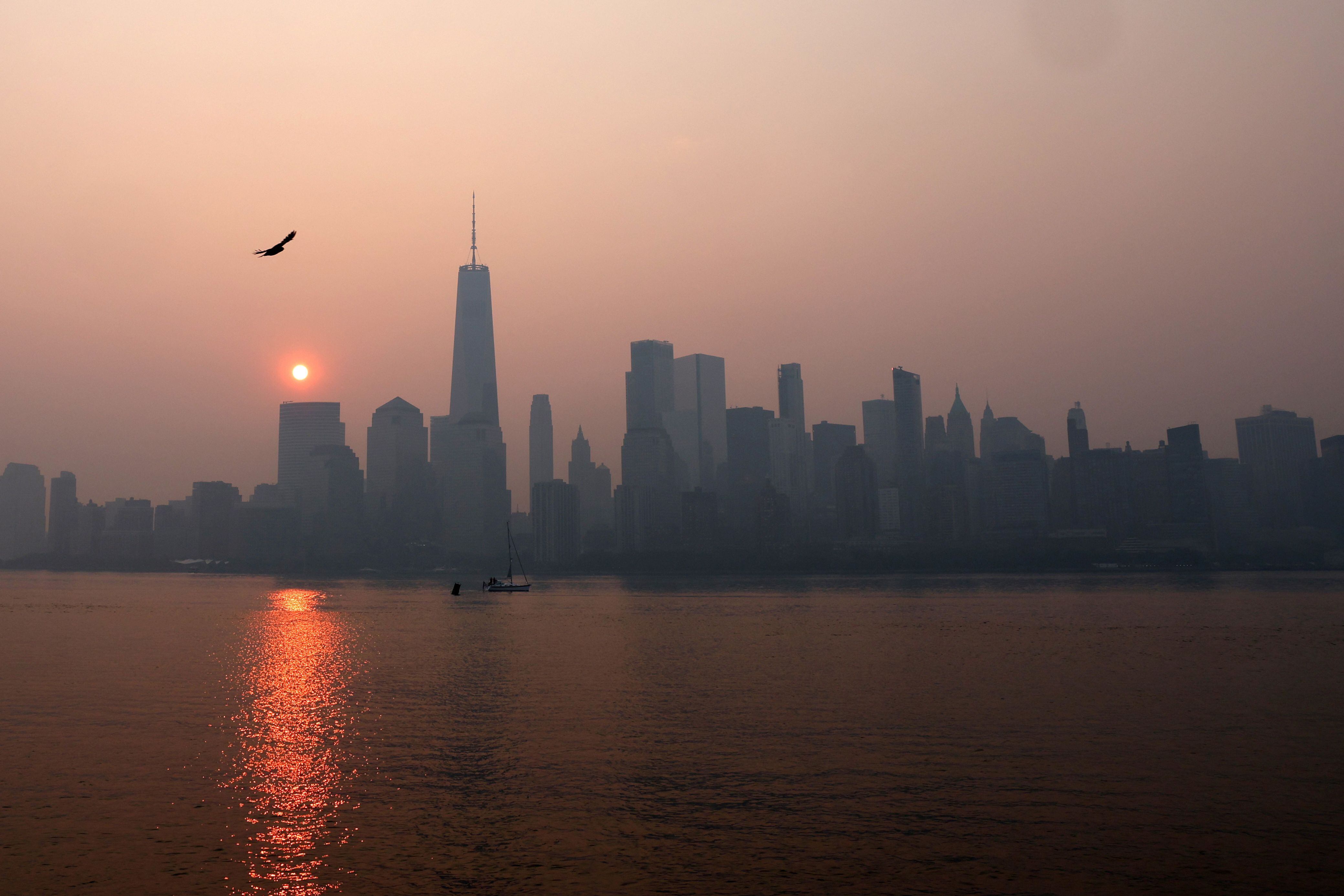 La torre del One World Trade Center en Manhattan vista desde Jersey City (REUTERS/Mike Segar)