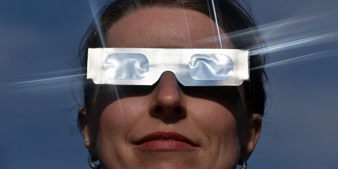 La gafas especiales para observar eclipses permiten apreciarlo sin sufrir daños oculares (Hirschberger/dpa)