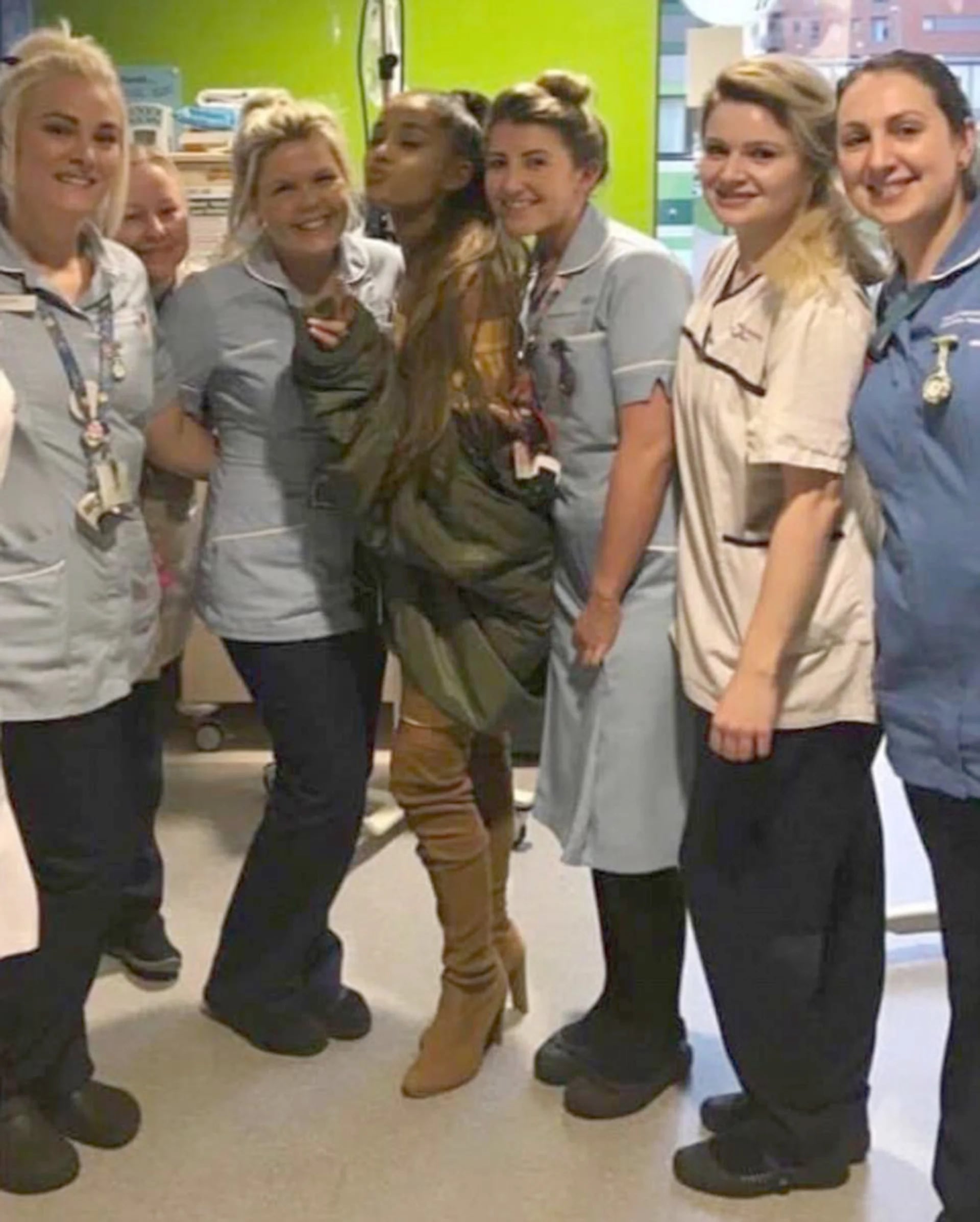 Ariana Grande junto a las enfermeras del hospital