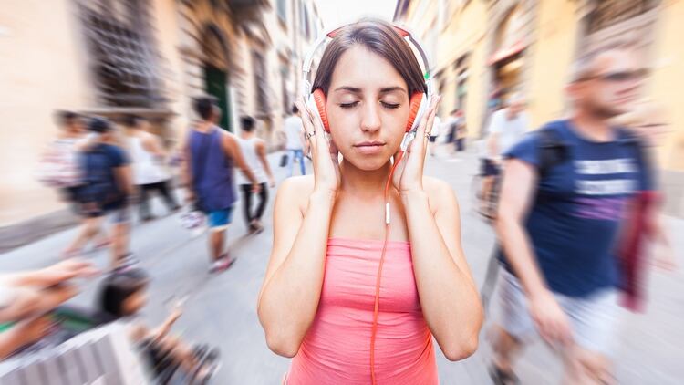Evitar la exposiciÃ³n a ruidos de elevada intensidad. Usar protecciÃ³n auditiva si se trabaja en ambientes ruidos (Getty)