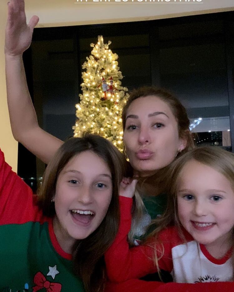 Geraldine en compañía de sus hijas (IG: geraldinebazan)