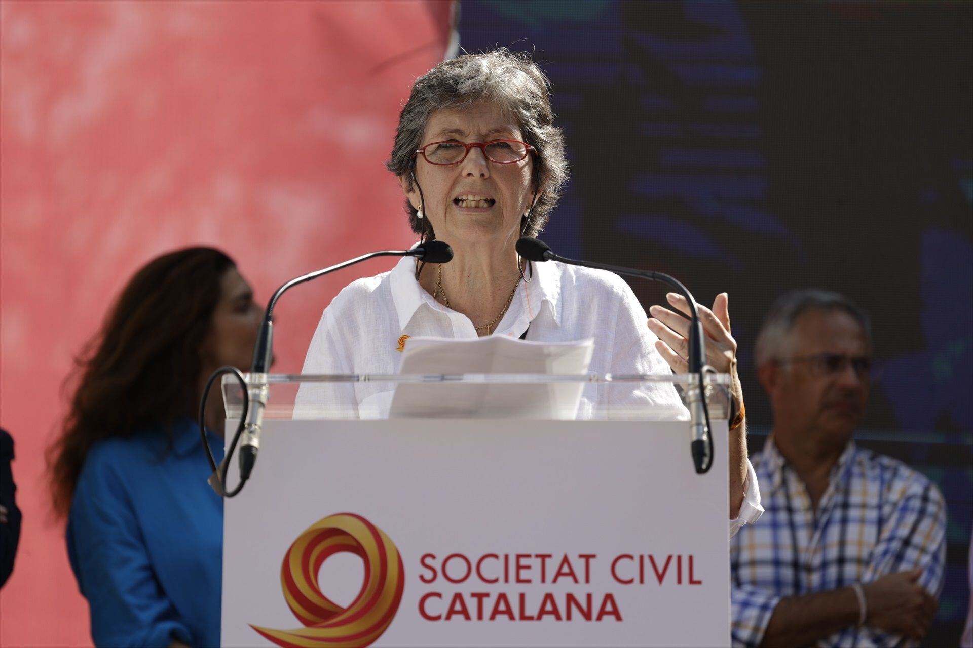 La presidenta de la Sociedad Civil Catalana, Elda Mata, interviene durante una manifestación contra la amnistía. (Kike Rincón / Europa Press)