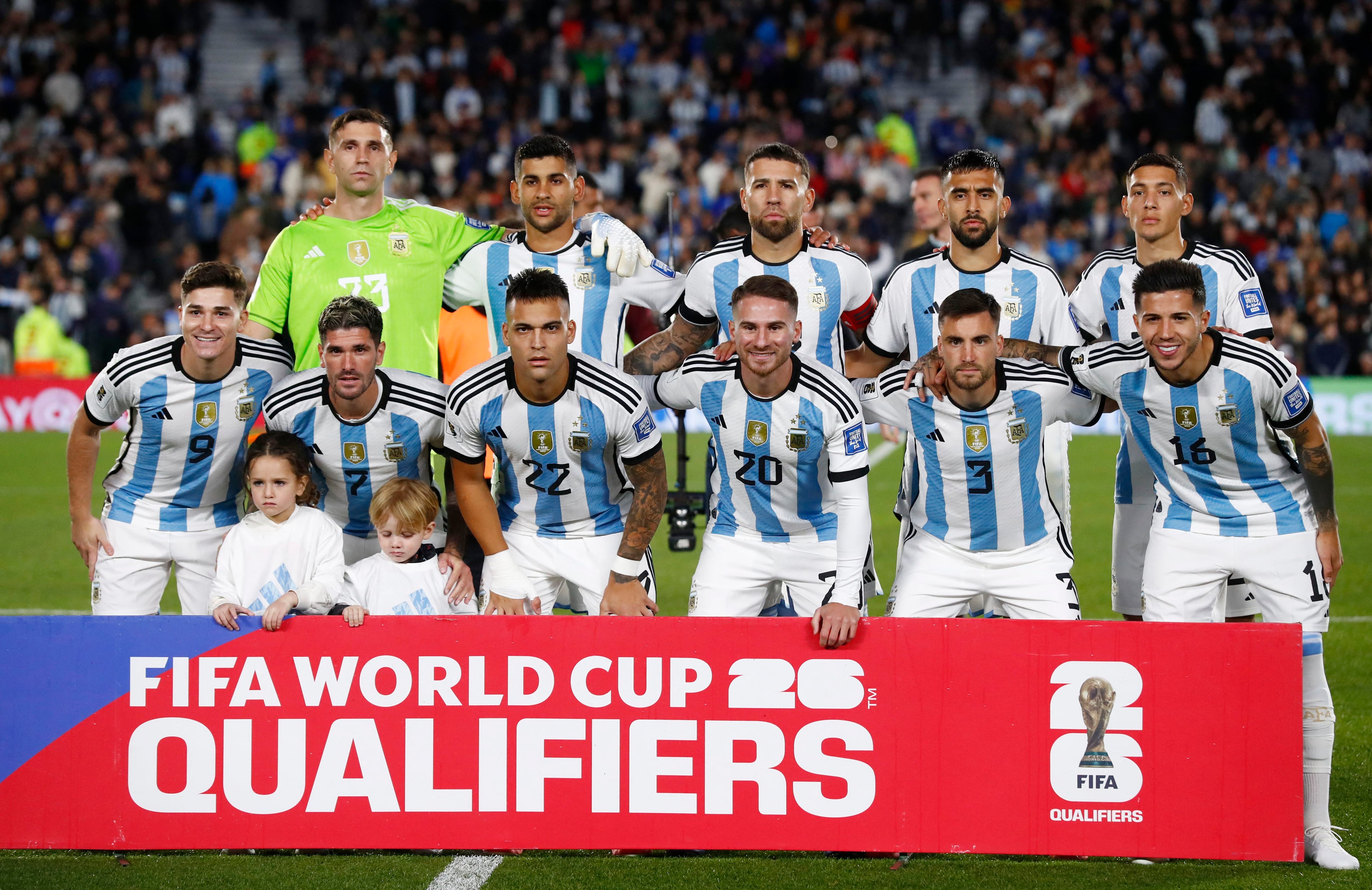 Soccer Football - World Cup - South American Qualifiers - Argentina v Paraguay - Estadio Mas Monumental, Buenos Aires, Argentina - October 12, 2023 Argentina players pose for a team group photo before the match REUTERS/Agustin Marcarian