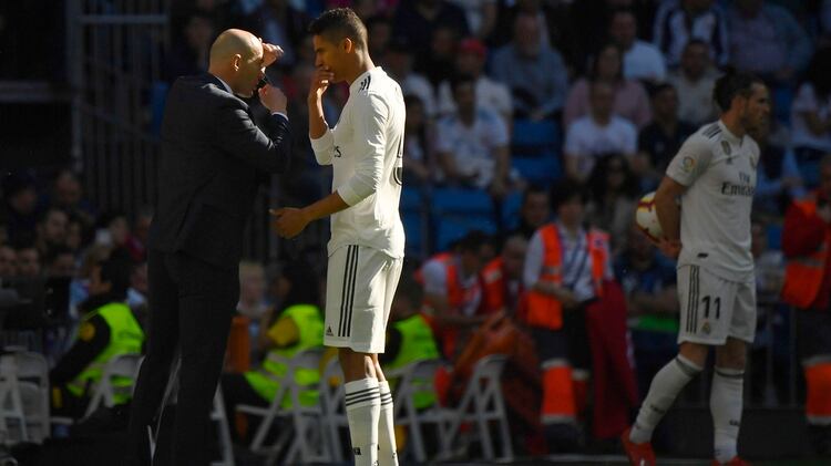 Zinedine Zidane da indicaciones a Raphael Varane en su regreso al banquillo del Real Madrid (AFP)