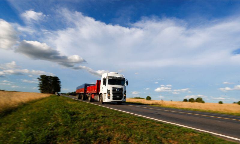 El costo de transporte de cargas aumentó 28,23% en diciembre, según FADEEAC. REUTERS/Agustin Marcarian