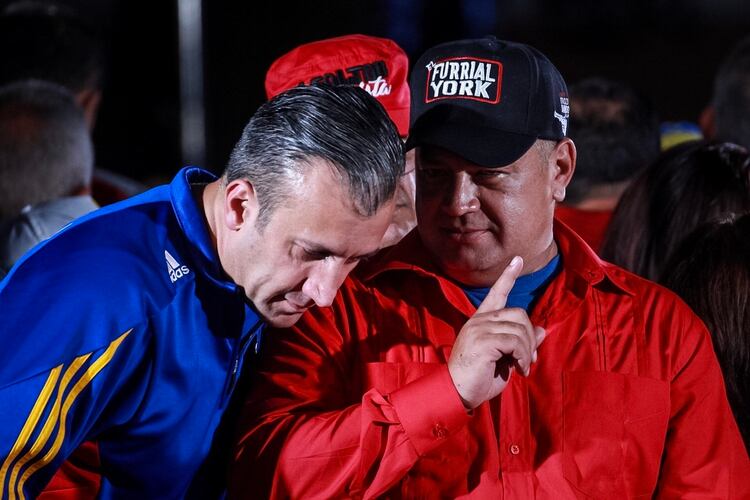 Tareck El Aissami junto a Diosdado Cabello en un acto en julio de 2017 (EFE/Nathalie Sayago)