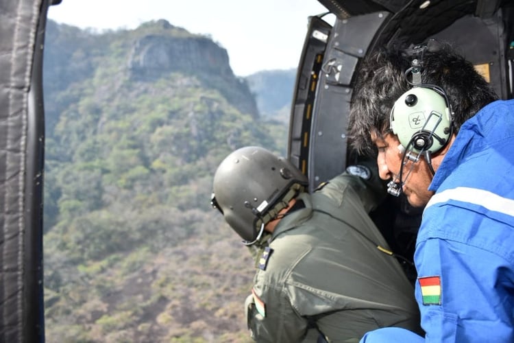Morales observa los incendios desde un helicóptero (Presidencia de Bolivia via Reuters)
