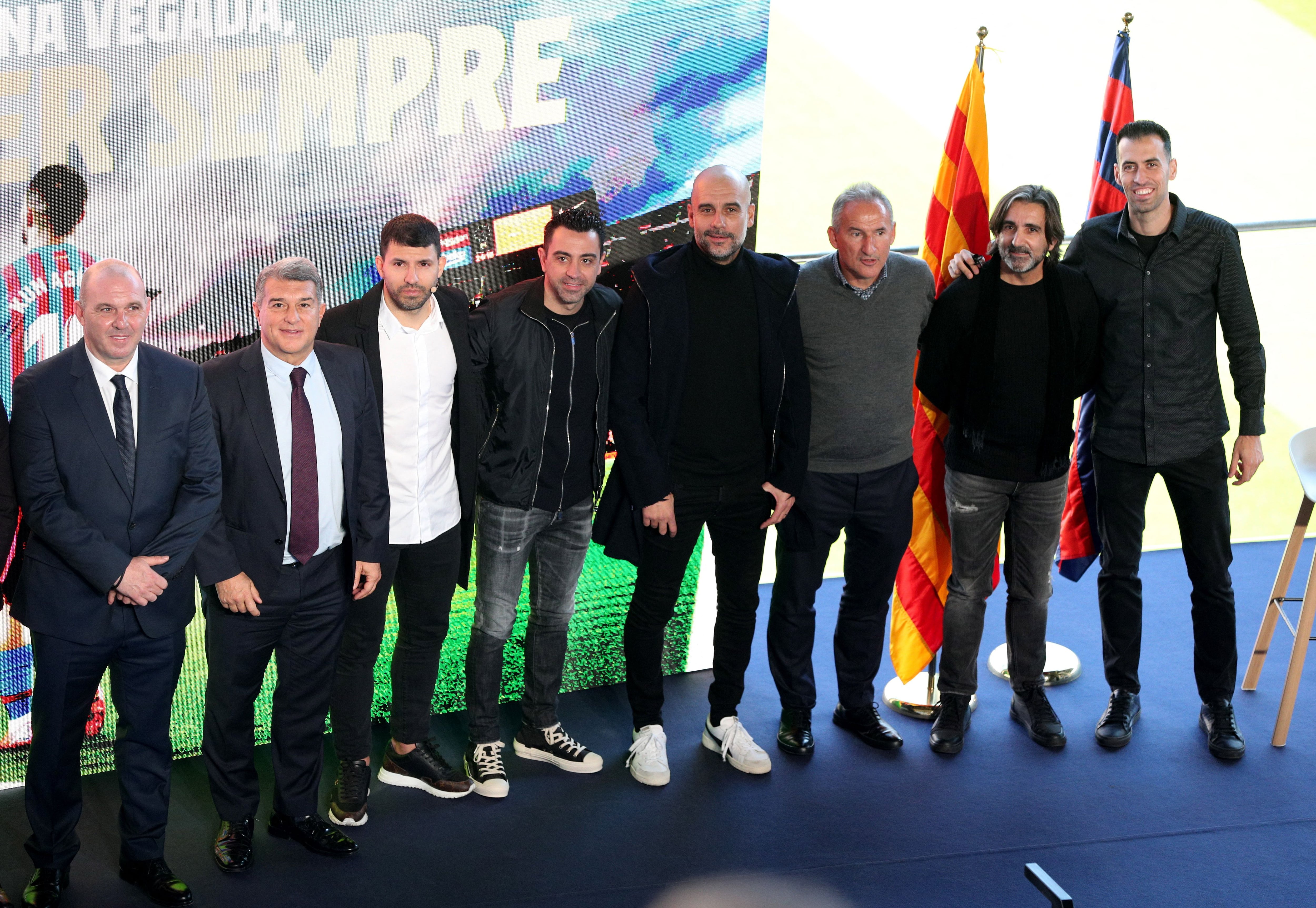 Xavi y Josep Guardiola estuvieron presentes en la conferencia de prensa de Sergio Agüero (Foto: REUTERS)