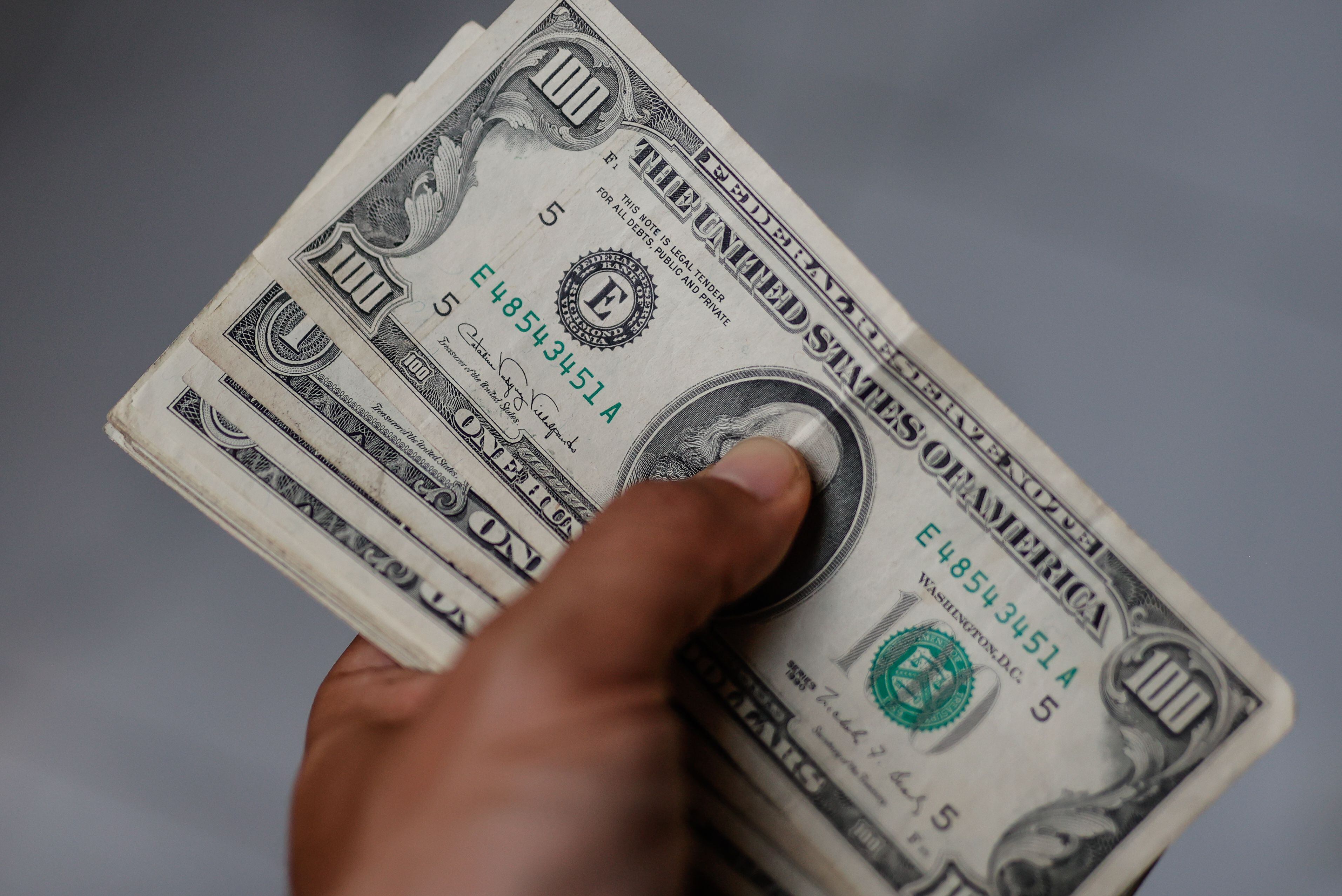 El dólar libre alcanzó un reciente récord de $1.100 para la venta.