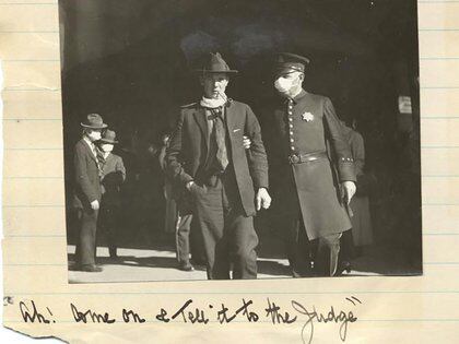 "'¡Ah, venga a decírselo al juez!": en 1918 muchas personas se rebelaron contra el uso de mascarillas. (Biblioteca Estatal de California)