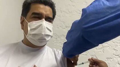 El dictador Nicolás Maduro recibe la vacuna rusa contra el Coronavirus. PRESIDENCIA DE VENEZUELA 