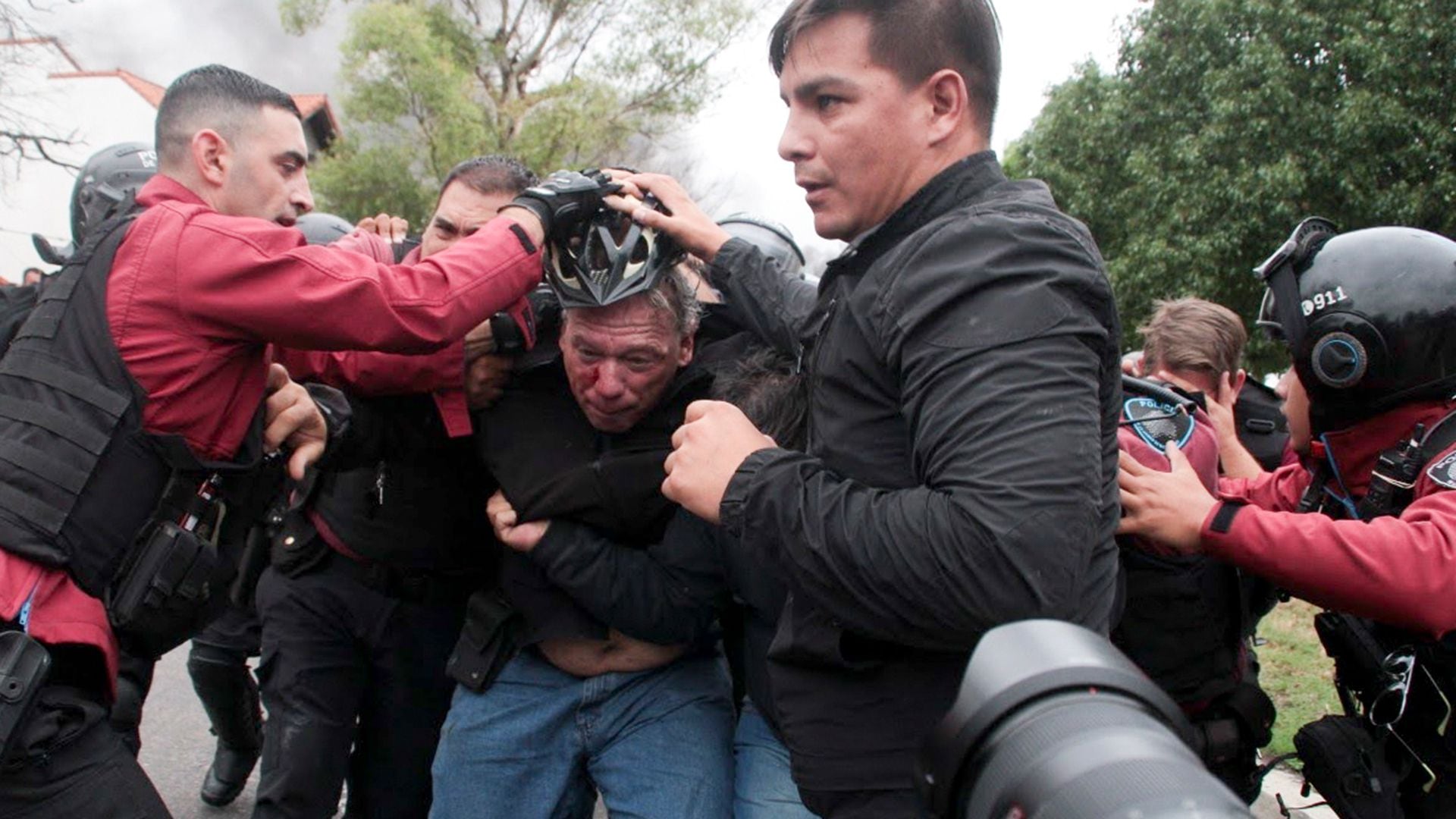 Los compañeros de trabajo del colectivero agredieron a Berni apaenas se acercó a intentar hablar con ellos (AP Foto/Andrés Pelozo)