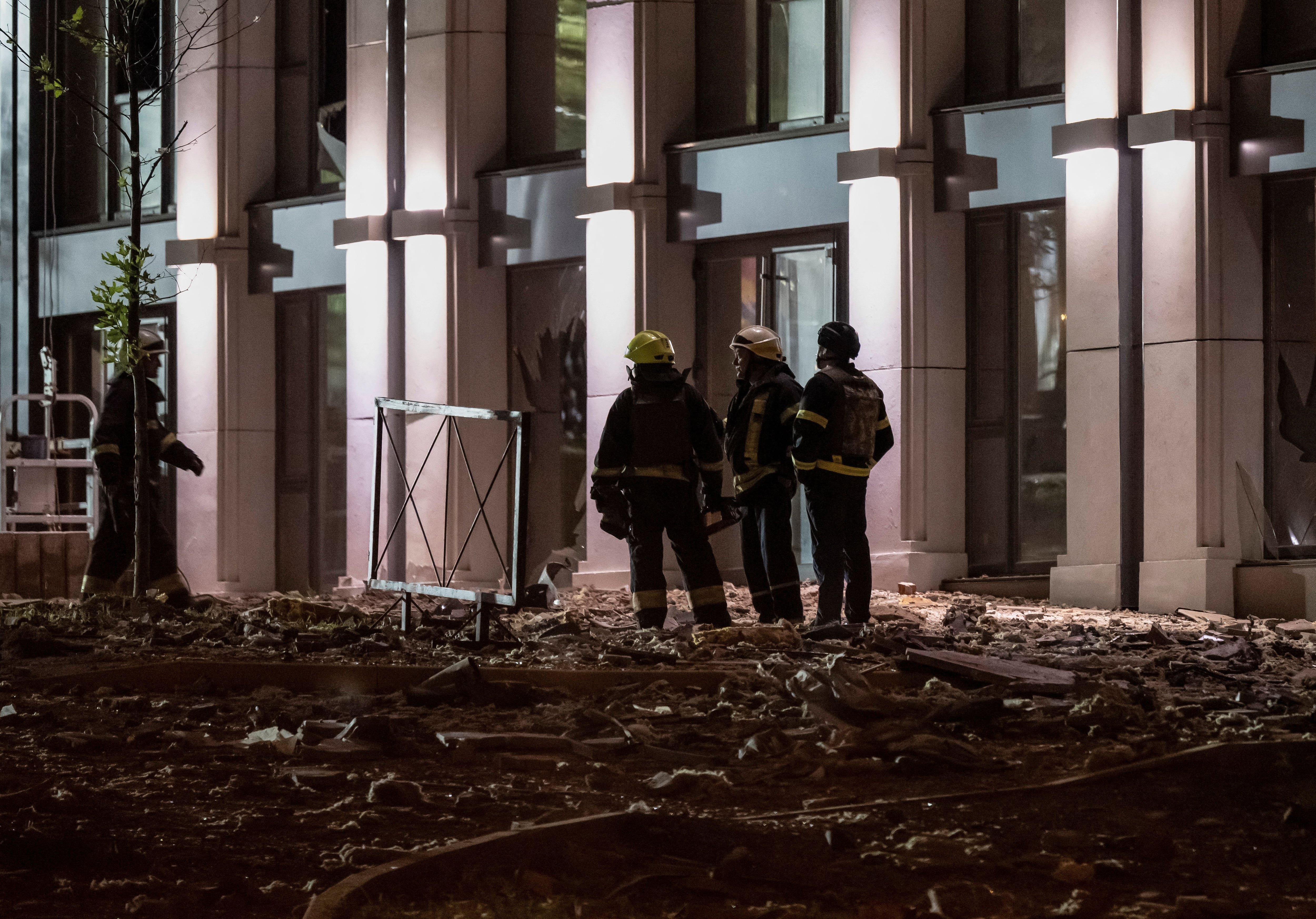 Rescatistas trabajan en el sitio del ataque (REUTERS/Viacheslav Ratynskyi)