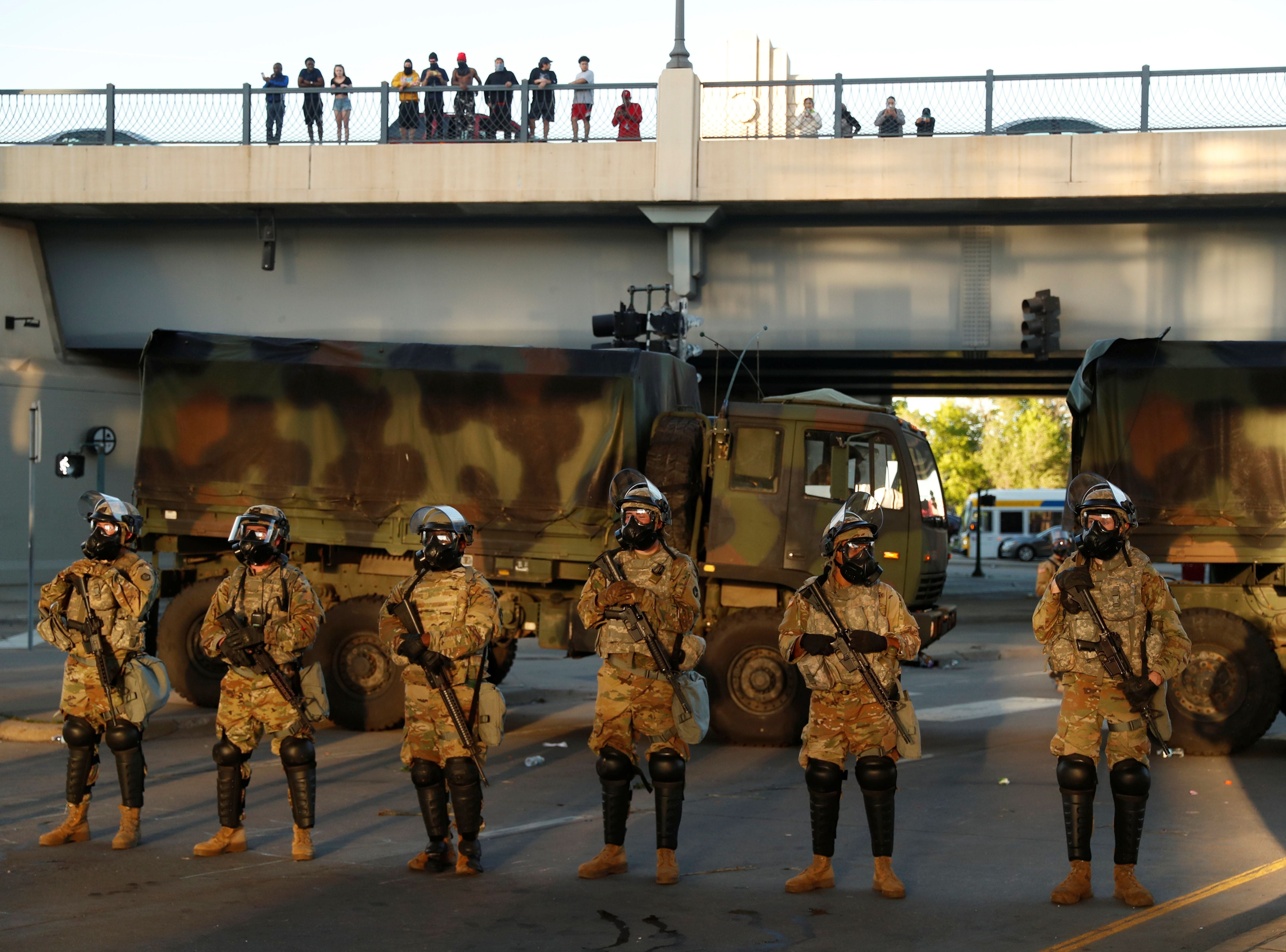 Miembros de la guardia nacional de Estados Unidos durante las protestas en Minneapolis. Foto: REUTERS/Lucas Jackson