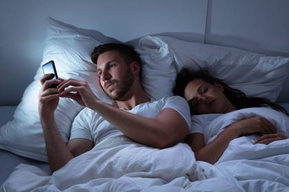 Los infieles suelen aprovechar las primeras horas del día o ya bien entrada la noche para sus encuentros virtuales (Foto: Shutterstock)