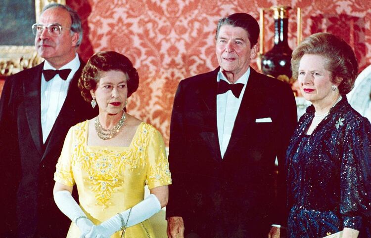 El canciller de Alemania Occidental Helmut Kohl, la reina Isabel II, el presidente Ronald Reagan y la Primera ministra Margareth Thatcher, en 1984. (AP)