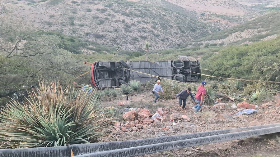 Reportaron al menos 10 muertes en el accidente en Escalerillas, San Luis Potosí (Foto: FB/ Coordinación Estatal de Protección Civil SLP)