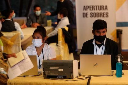 Funcionarios del Tribunal Supremo Electoral (TSE), esperan este domingo, en el centro de computo la llegada de las actas de votación de las elecciones subnacionales, para elegir a 4.962 nuevas autoridades entre titulares y suplentes, de las cuales 583 son autoridades departamentales, 27 regionales y 4.352 municipales. EFE/Martin Alipaz
