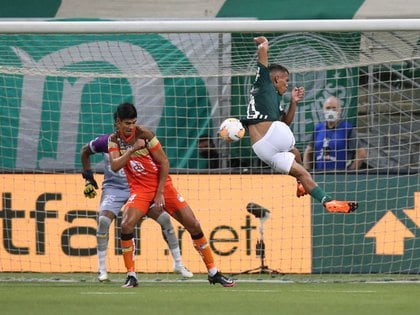 La estupenda pirueta de Gabriel Veron, delantero del Palmeiras, para anotarle a Delfín por la Copa Libertadores actual (REUTERS/Alexandre Schneider)