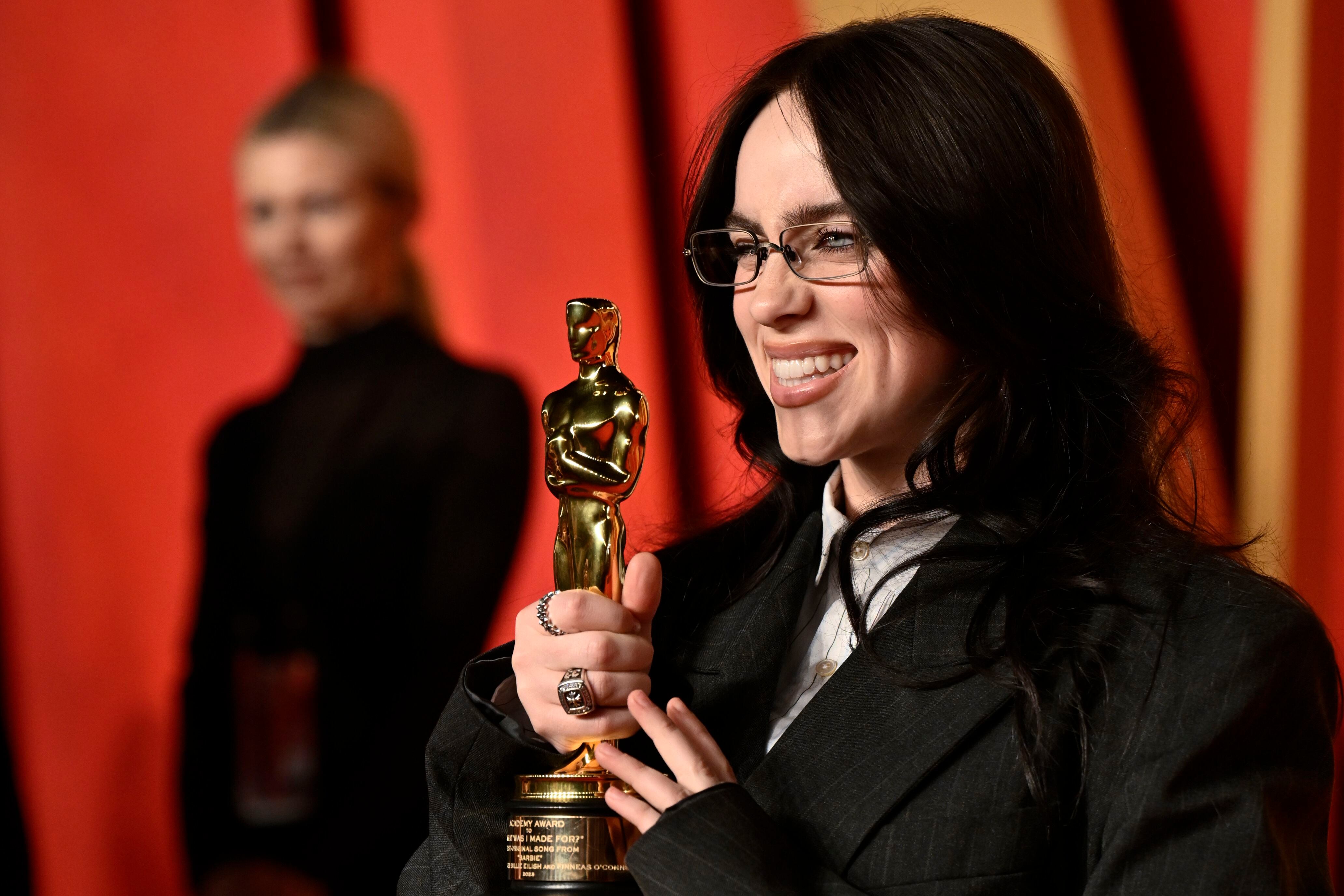 Billie Eilish es la persona más joven en ganar dos premios Oscar a sus 22 años. (Créditos: Evan Agostini/Invision/AP)