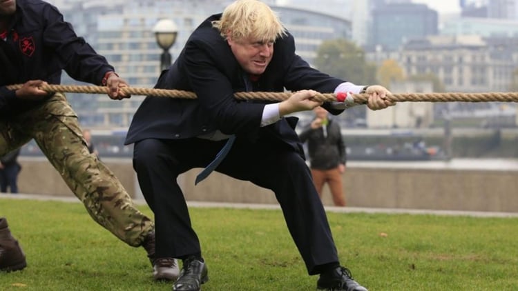Boris Johnson tira de la soga en un evento realizado en su etapa como alcalde de Londres