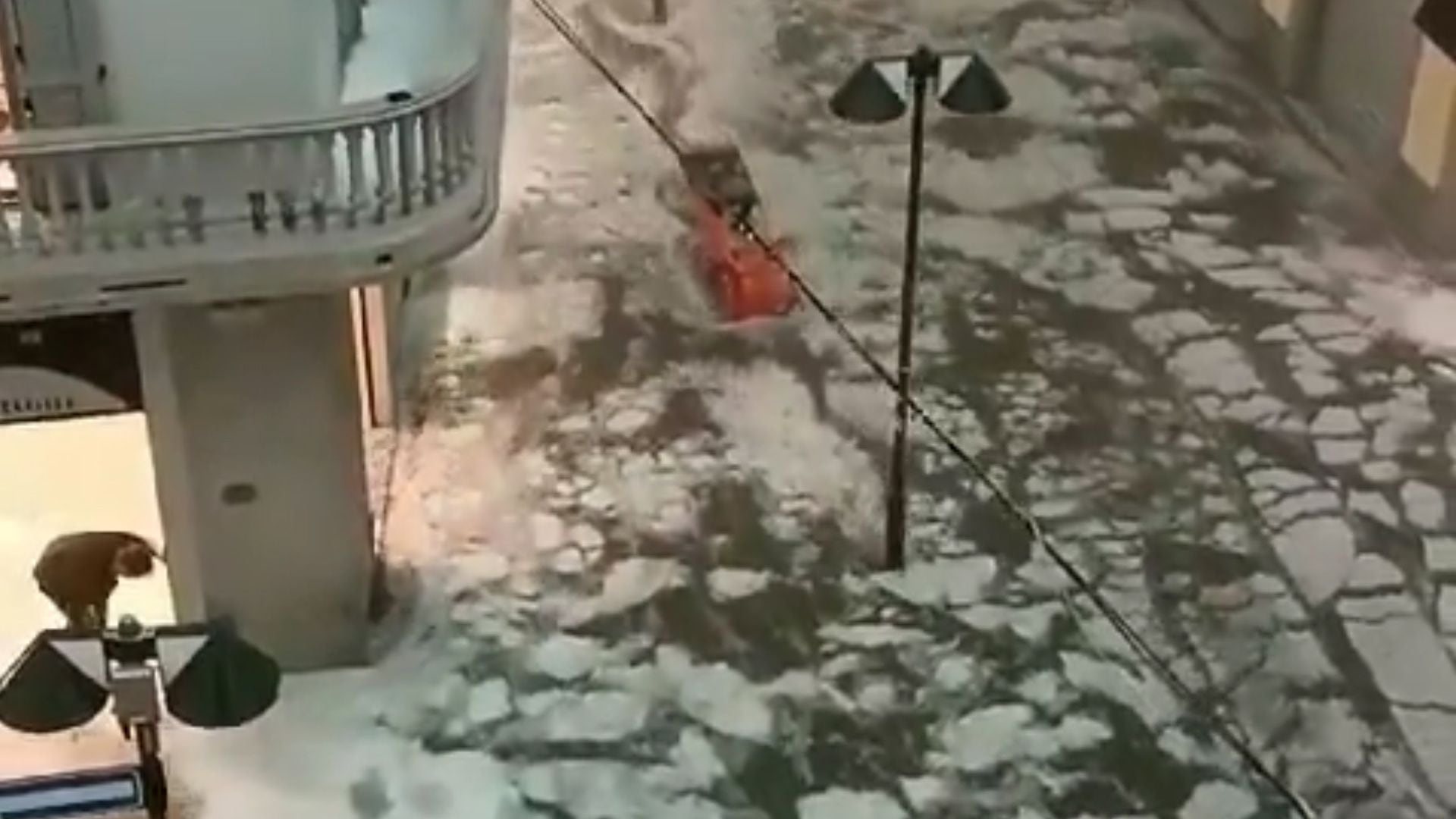 El fuerte temporal con bolas de granizo de grandes dimensiones, lluvia y vientos de más de 140 km/h continúa azotando el norte de Italia