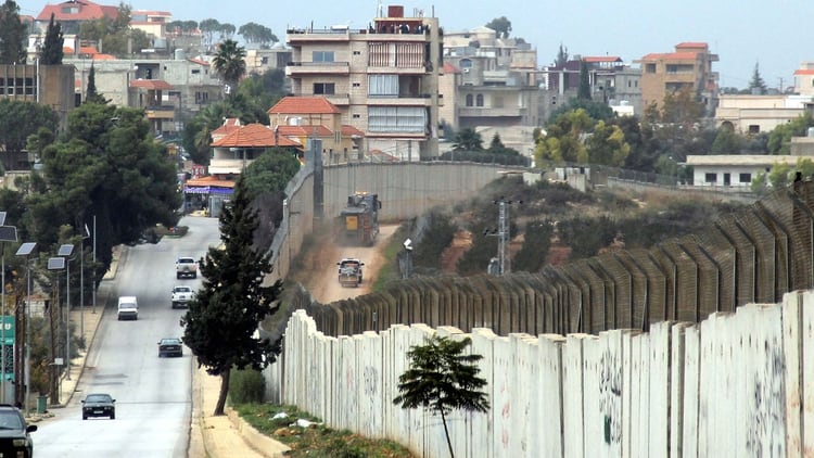 La vista de la zona desde el lado libanés, en Kfar Kila, un territorio que Israel considera dominado por el grupo terrorista Hezbollah con apoyo de Irán (AFP)