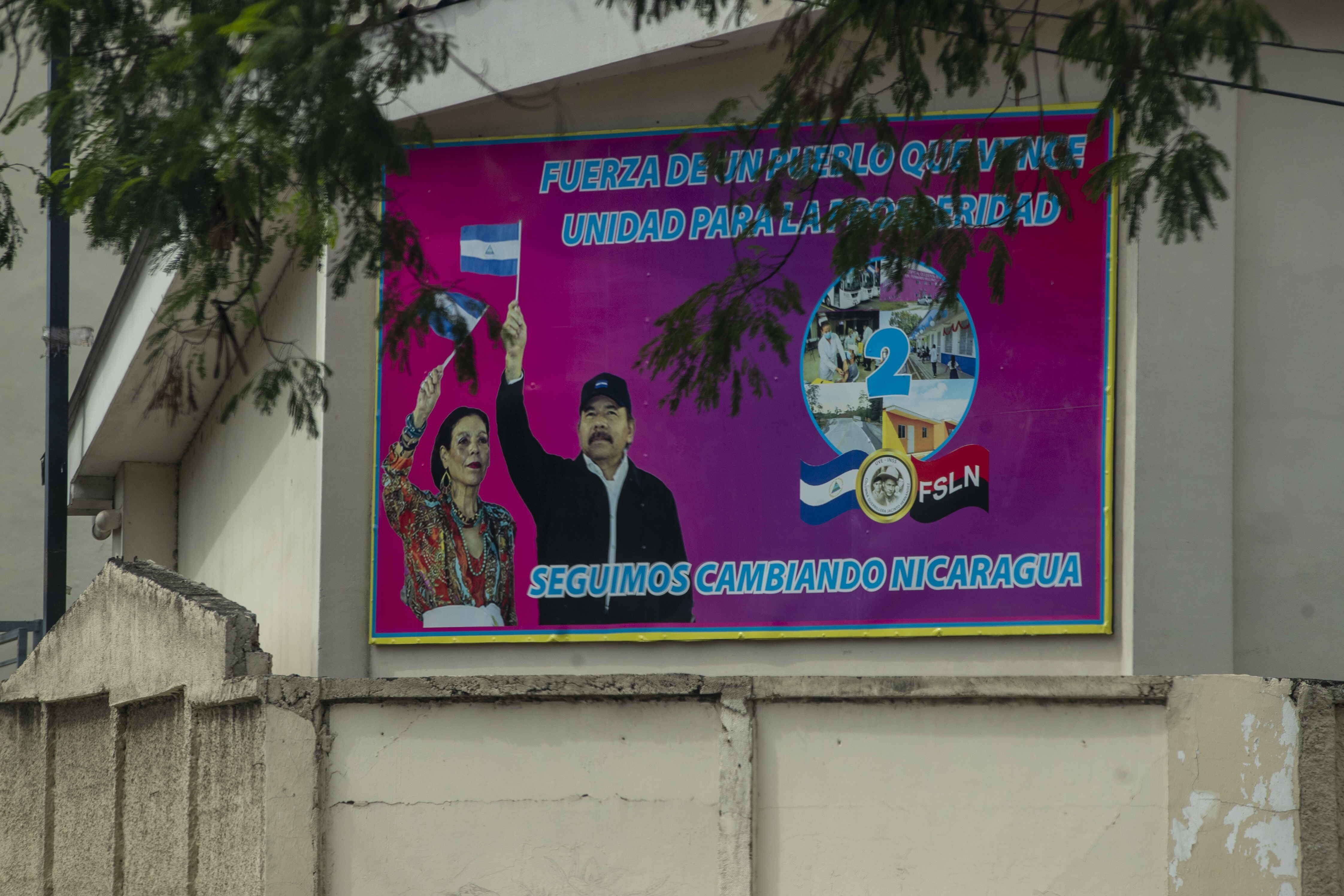 Fotografía de una pancarta publicitaria con la imagen de Daniel Ortega y de la vicepresidenta, Rosario Murillo (EFE/Jorge Torres/Archivo)