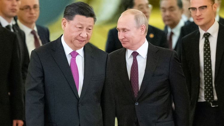 Vladimir Putin y Xi Jinping en Moscú.