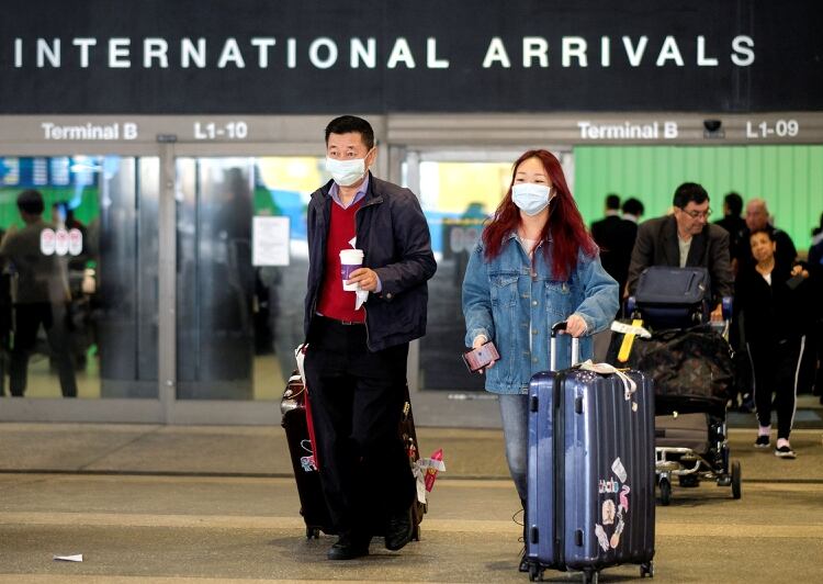 Turistas chinos llegan al aeropuerto de Los Ángeles el 26 de enero de 2020 (REUTERS/Ringo Chiu/File Photo)