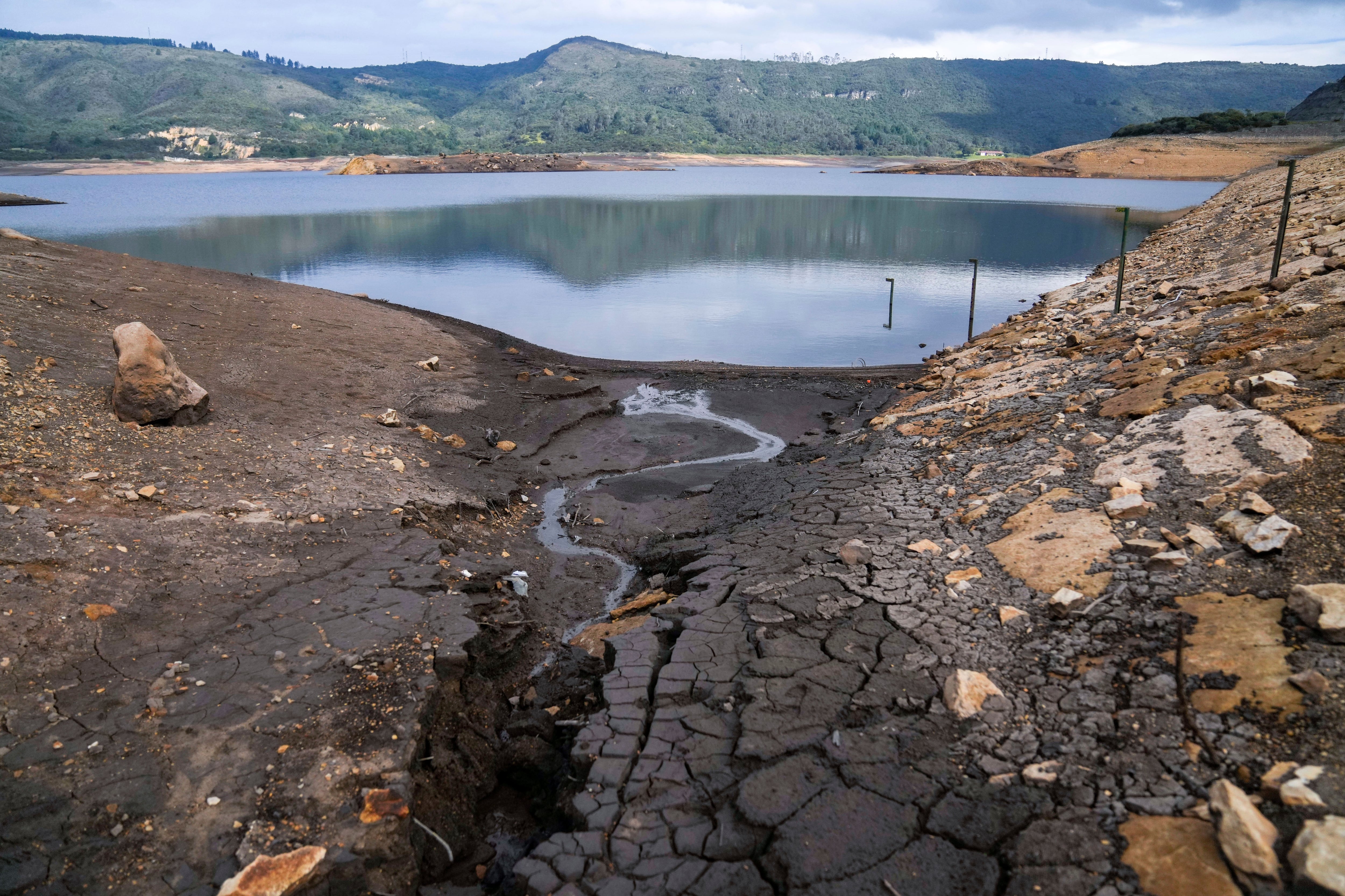 El nivel del agua es bajo en el embalse de San Rafael, una fuente de agua potable para Bogotá, debido al fenómeno climático de El Niño en La Calera en las afueras de Bogotá, Colombia, el lunes 8 de abril de 2024. (AP Foto/Iván Valencia)