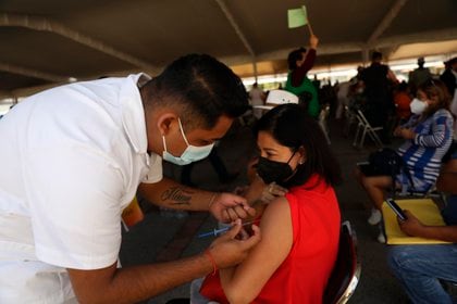 Personal de salud aplica la vacuna contra el coronavirus a personas entre 50 y 59 años, hoy en Ciudad de México (México). EFE/Sáshenka Gutiérrez
