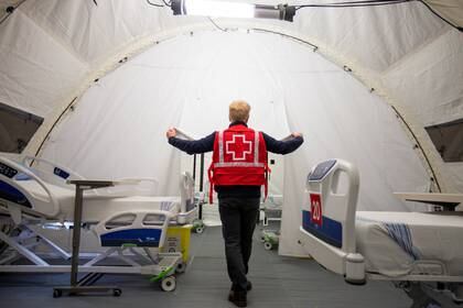 Un voluntario de la Cruz Roja en un hospital temporal de Quebec, Canadá (Reuters)