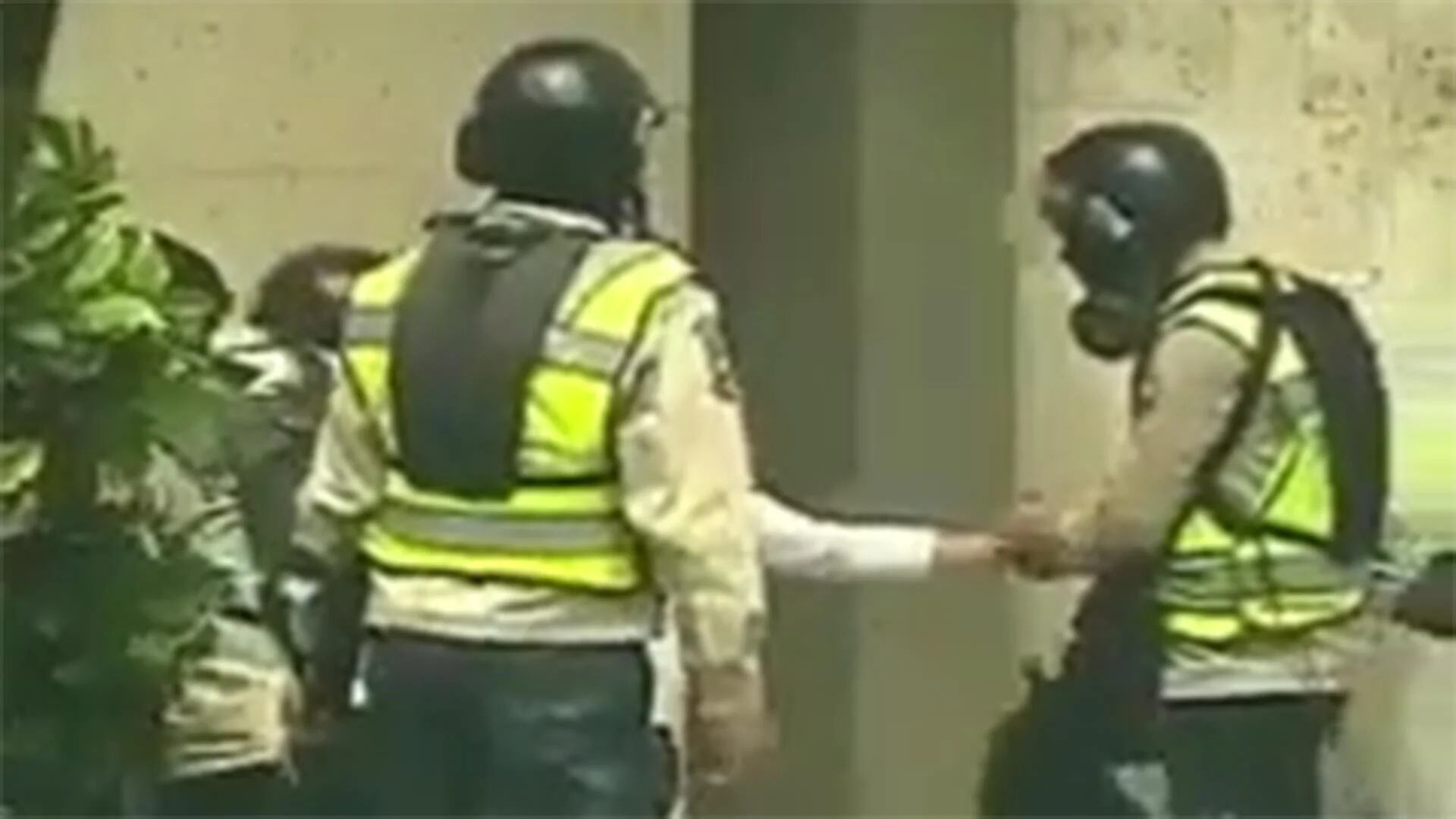 El momento en que un guardia chavista le roba el reloj a una mujer