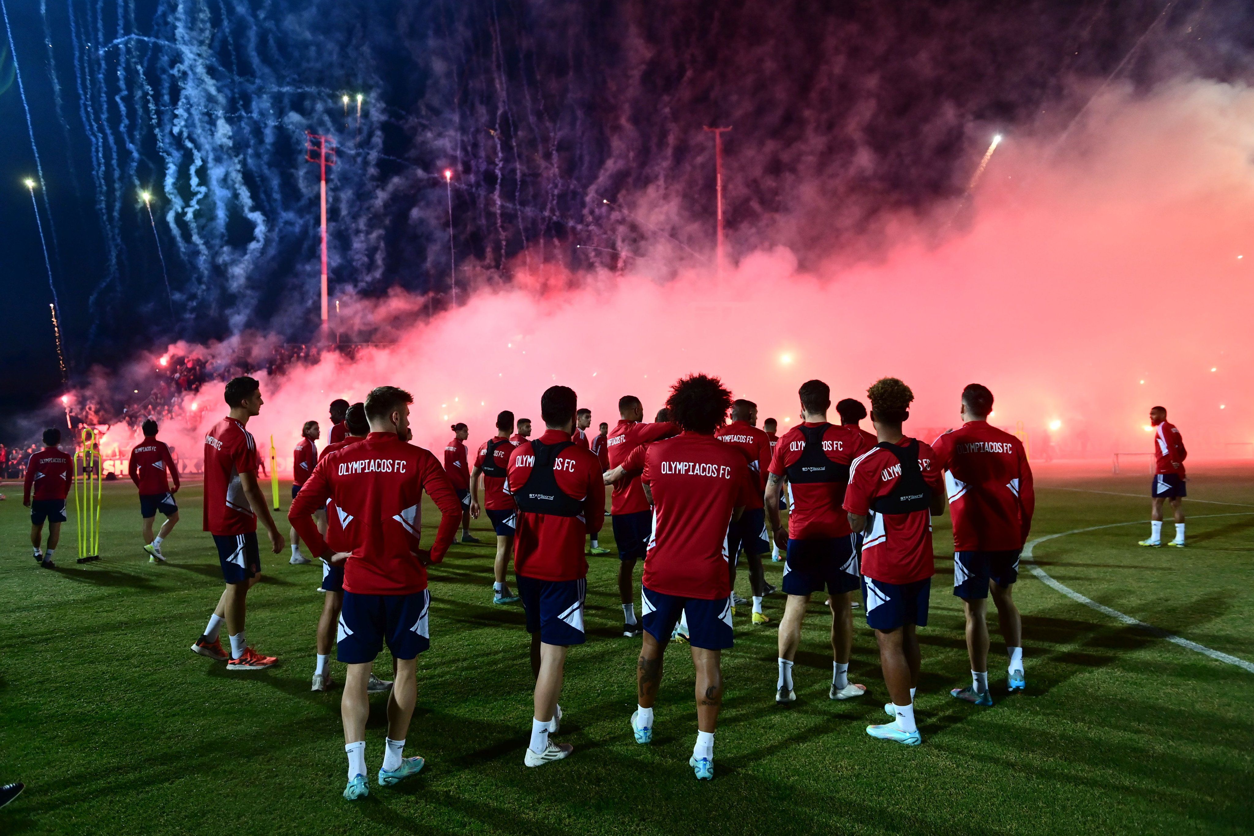 Los hinchas del Olympiacos sorprendieron a los jugadores antes del derbi. Foto: Olympiacos (Twitter)